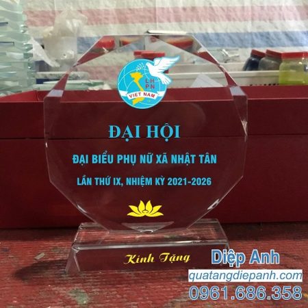 quà tặng đại hội kỷ niệm chương pha lê đại hội phụ nữ