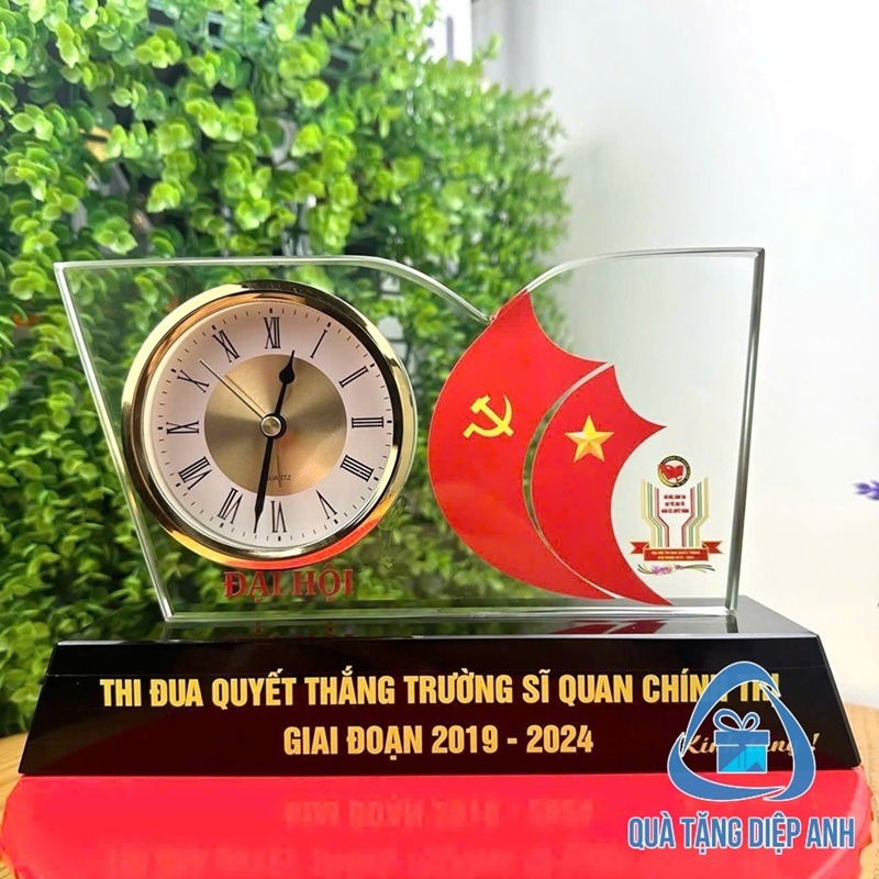 đồng hồ pha lê để bàn đồng hồ pha lê để bàn