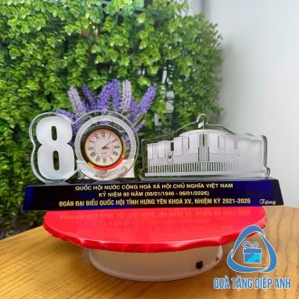 đồng hồ pha lê để bàn